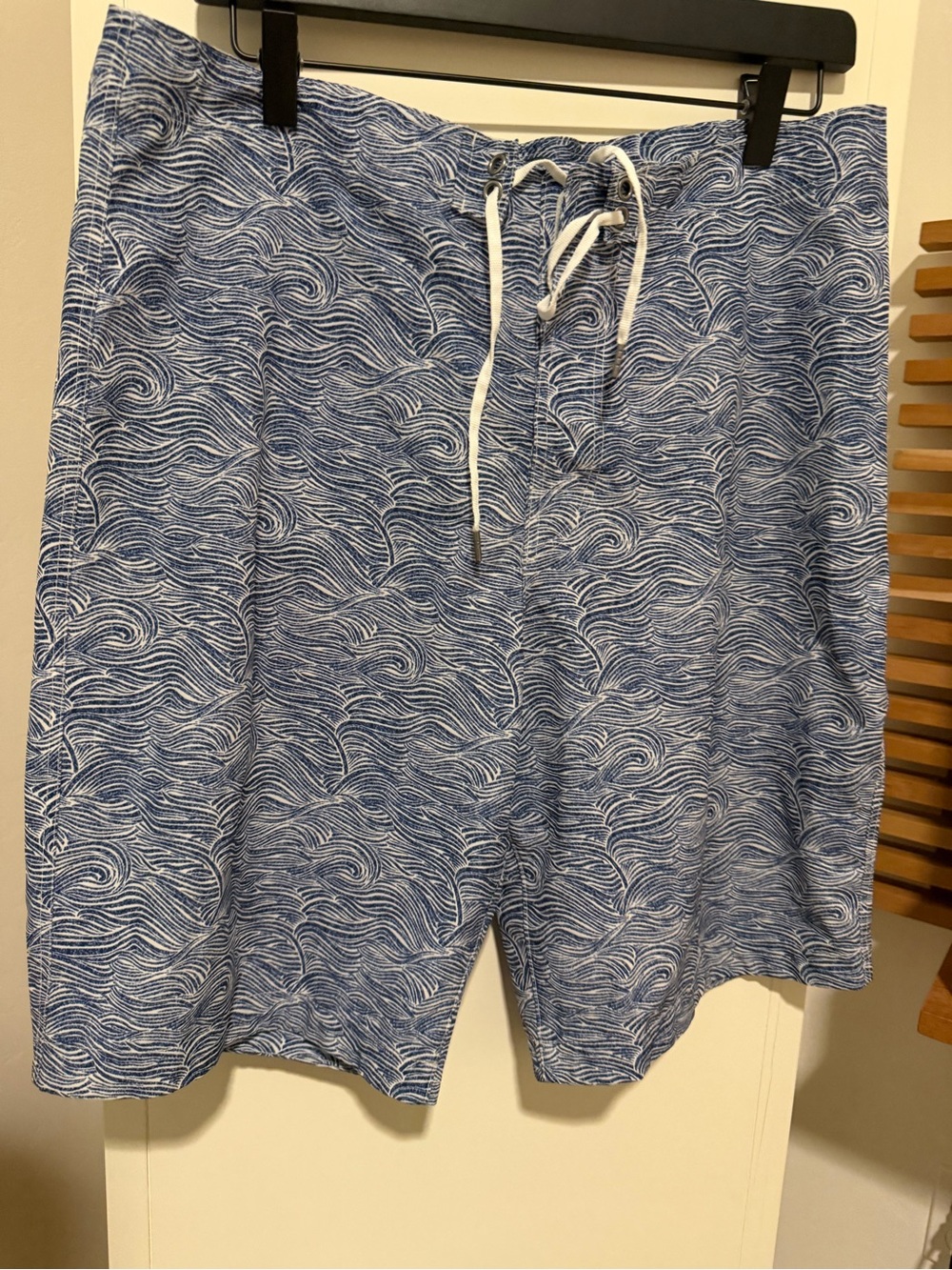 Abercrombie & Fitch Men's Blue Wave-Pattern Board Shorts